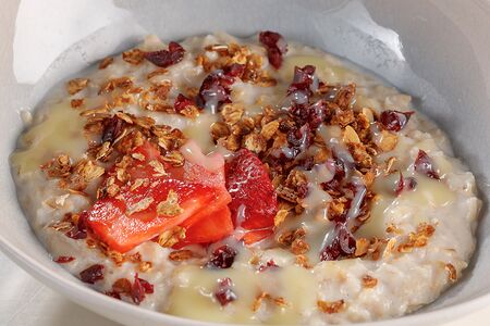 Каша с ягодами и шоколадом