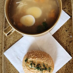 Бульон куриный с вермишелью и ароматной чесночной булочкой