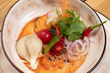 Том ям с морепродуктами