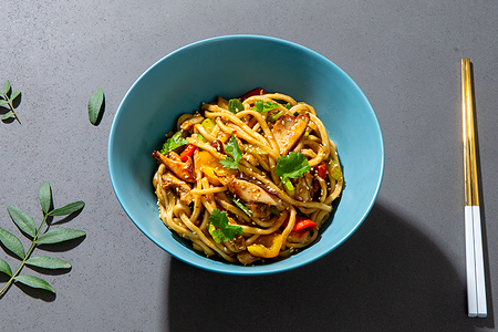 Удон с курицей тандури