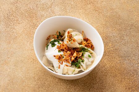 Домашние пельмени со сметаной и луком фри