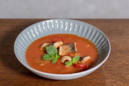 Итальянский томатный суп качукко с рыбой