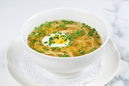 Куриный бульон с лапшой, яйцом и зеленью