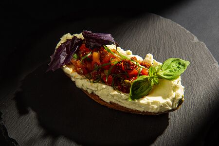 Брускетта с чатни из томатов и перца