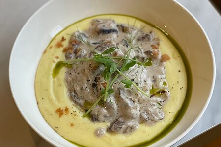 Бефстроганов с картофельным пюре и зеленым маслом