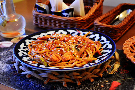 Жареный лагман с курицей