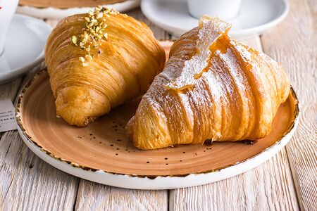 Круассан с заварным кремом и грушевым конфи