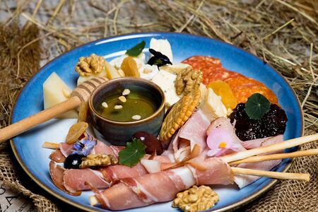 Антипасти с мясной и сырной гастрономией