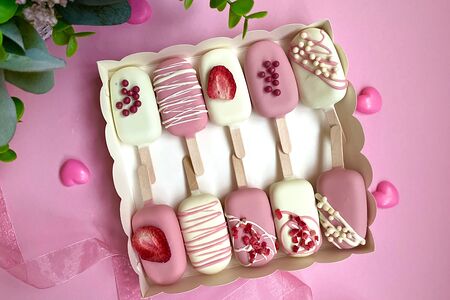 Чизкейки Эскимо на палочке в белом шоколаде ассорти
