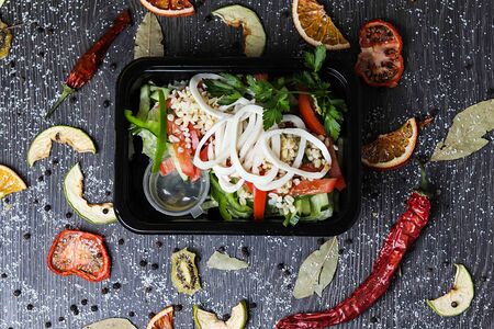 Салат с кус кусом и кальмарами