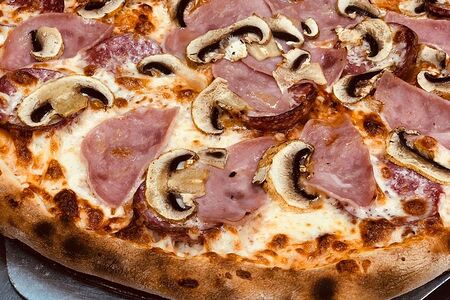 Пицца с ветчиной и грибами