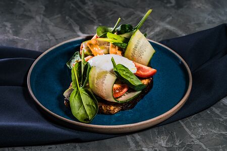 Луковый хлеб, кальмар, овощи, яйцо пашот, соус том-ям