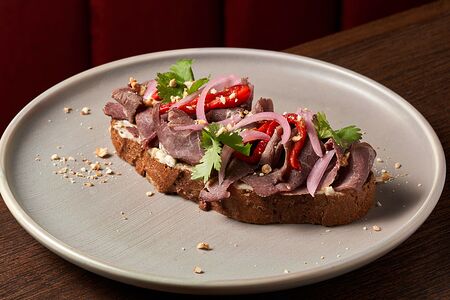 Брускетта с пастрами