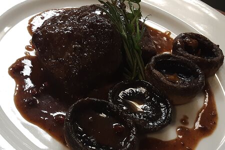Медальоны из говяжьей вырезки с соусом ди фуджи