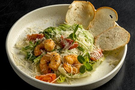 Цезарь с тигровыми креветками