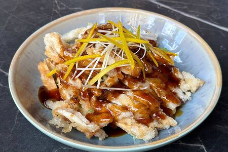 Хрустящая курица с салатом айсберг