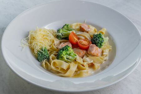 Феттуччине с лососем и брокколи