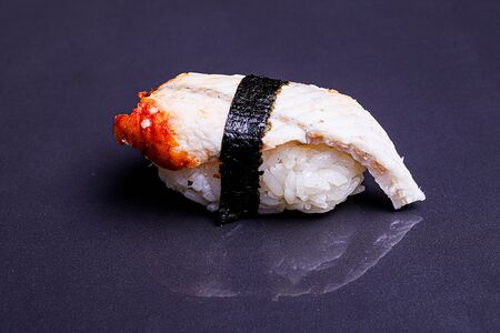 Суши с угрем