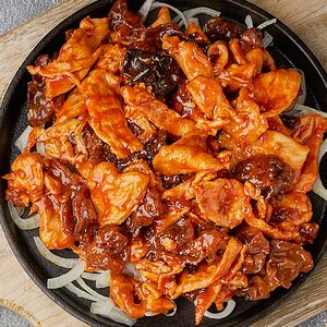 Հավի միս սև սնկով և սոուսով տախտակի վրա