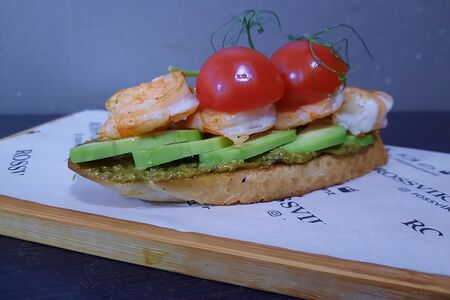 Брускетта с креветками