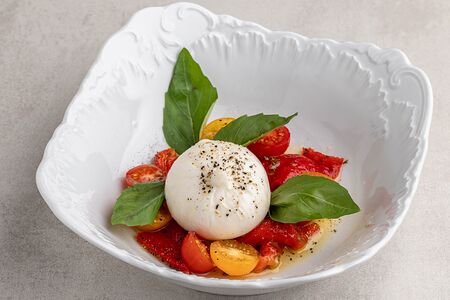 Буратта с томатами и сладким перцем