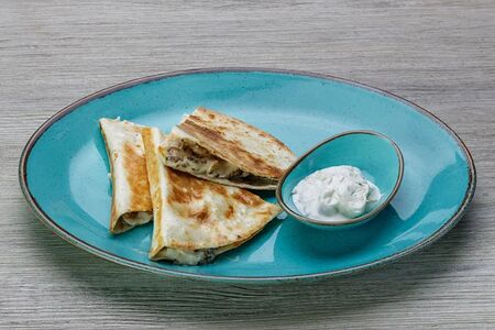 Кесадилья с курицей и грибами