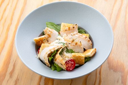 Салат Цезарь с курицей