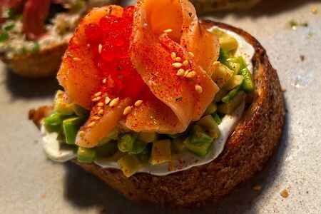 Брускетта с лососем