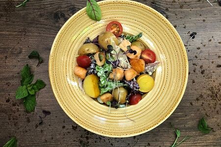 Тёплый салат с обжаренным лососем, картофелем и горчичной заправкой