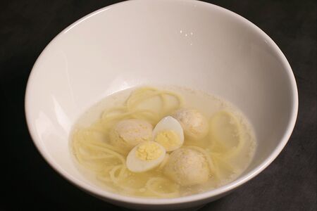 Бульон с фрикадельками и безглютеновой пастой