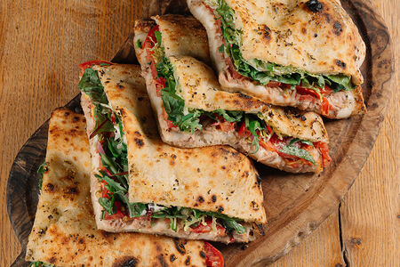 Фокаччина с тунцом