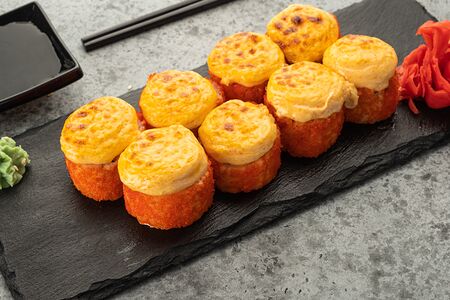 Запечённый ролл с креветками