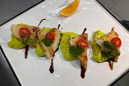 Сырдарьинский судак с пюре из зеленного горошка