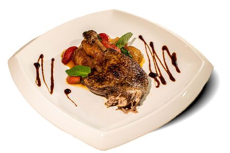 Утиная ножка конфи с фруктами