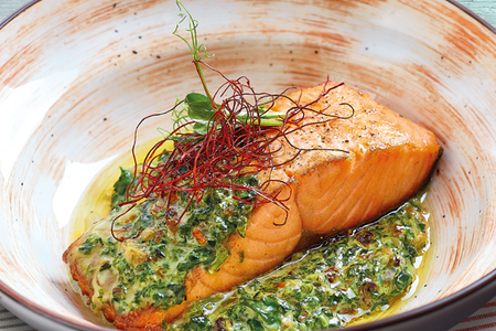 Запеченный лосось на подушке из шпината и вяленых томатов