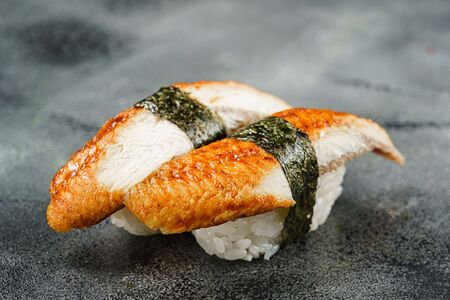 Суши с угрем