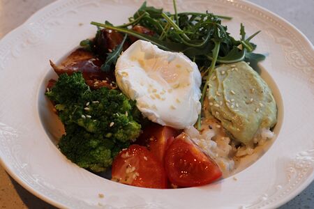 Острый боул с цыпленком и кремом авокадо