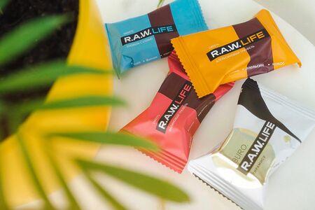 Конфета шоколадно-фруктовая