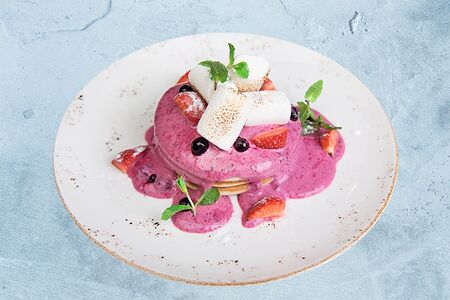 Панкейки с черной смородиной и маршмеллоу