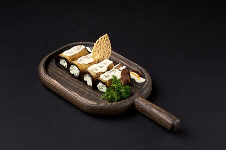 Рулетики из баклажан с надуги