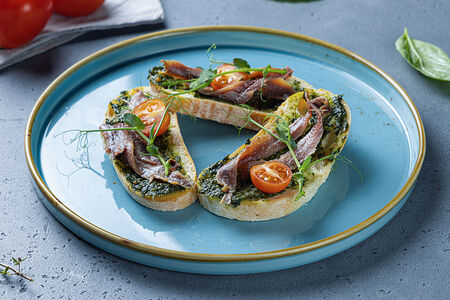 Брускета с анчоусом