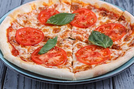 Пицца с помидорами и базиликом Леонардо