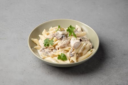 Паста с курицей в сливочно-грибном соусе