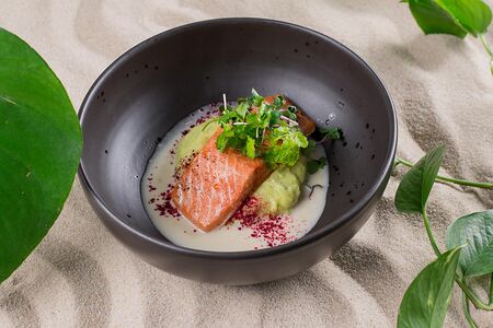 Лосось с картофелем, кинзой и соусом Том Кха