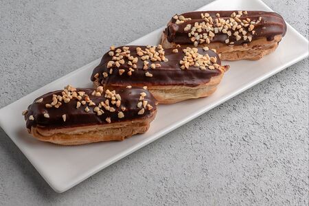 Эклер с заварным кремом