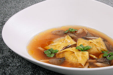 Вонтоны с креветками и древесными грибами