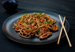 Удон с цыпленком в сливочном соусе