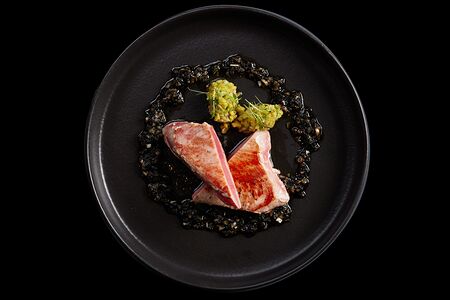 Тунец с соусом чимичурри и тартаром из манго и авокадо