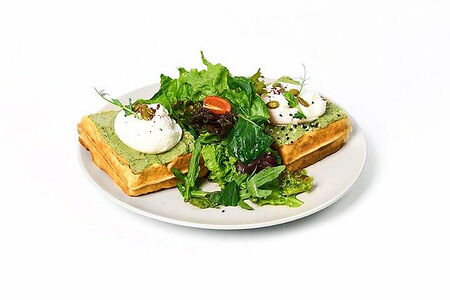 Бельгийские вафли с гуакамоле, творожным сыром, яйцом пашот и миксом салатных листьев