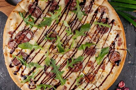 Пицца со сливочными бортами с горгонзолой и инжиром